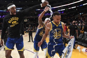 开云体育赛事直播库里重返赛场，最后时刻胜出首场状态出色，热火观众沸腾！